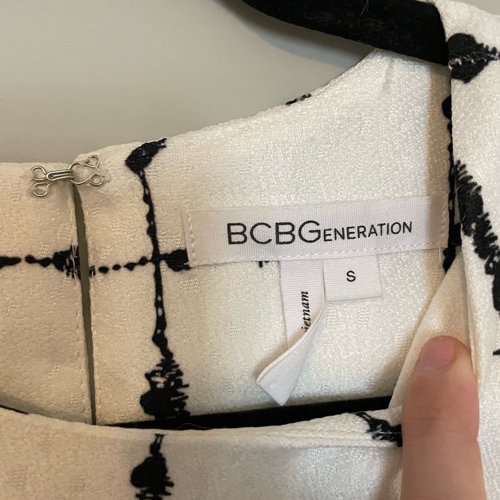 BCBG Black & White Shift Dress - size Small - Picture 3 of 6